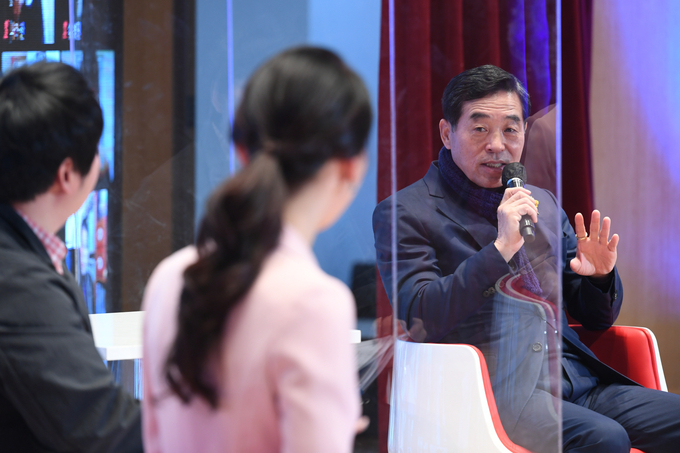 윤화섭 안산시장이 17일 단원구청에서 열린 비대면 토크콘서트에서 시민들과 대화를 나누고 있다 