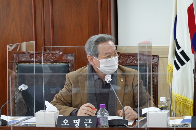 19일 오명근 의원이 문화예술인지원 및 평택항 안내선 종사자 임금지급 방안요구에 대해 질의하고 있다.