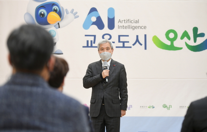 곽상욱 오산시장이 시정 설명회를 하고 있다.