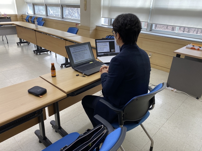 김석 ㈜직거래 대표가 온라인 교육을 진행하고 있다.<br>
