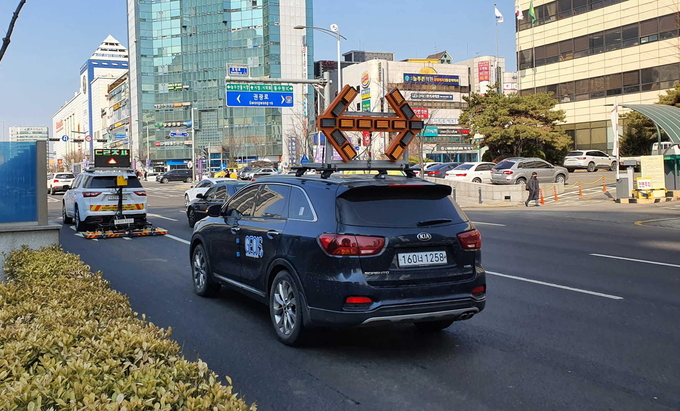 차량에 장착된 GPR로 도로 동공을 탐사하고 있다.