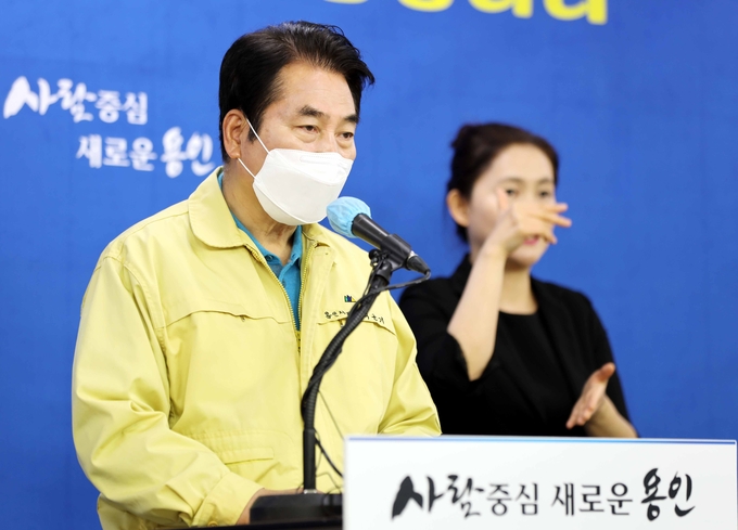 백군기 용인시장이 14일 오후 2시 페이스북 긴급 라이브 방송을 통해 긴급 브리핑을 하고 있다.