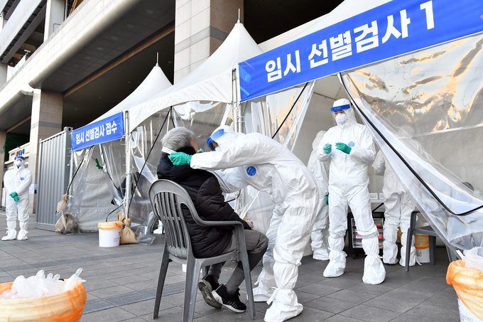 수원역 광장에 설치된 임시선별검사소.