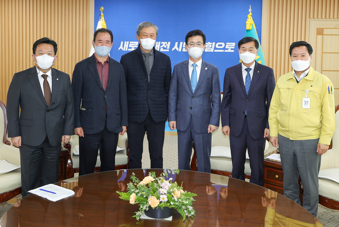 왼쪽부터 김용각 건축사협회 회장, 이경수 대한주택건설협회 회장, 한숭구 대한건설협회 회장, 허태정 대전시장, 김양수 대한전문건설협회 회장, 김준열 대전시 도시주택국장