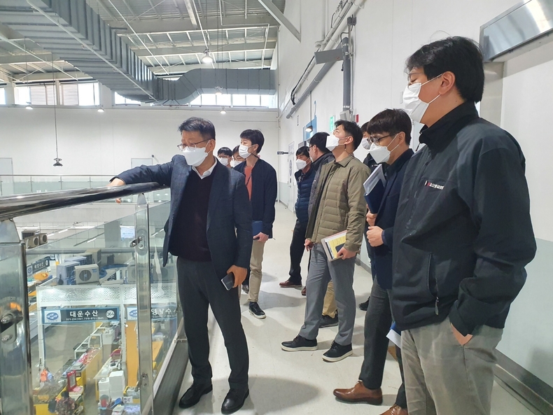지난 18일 수원농수산물도매시장 과일동과 수산동에서 진행된 거주후평가에서 전문가들이 현장을 둘러보고 있다.<br>
