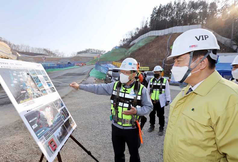 백군기 용인시장은 25일 풍수해 대비를 위해 처인구 마평동 산71-2 일원 물류창고 부지 조성 현장을 점검했다.