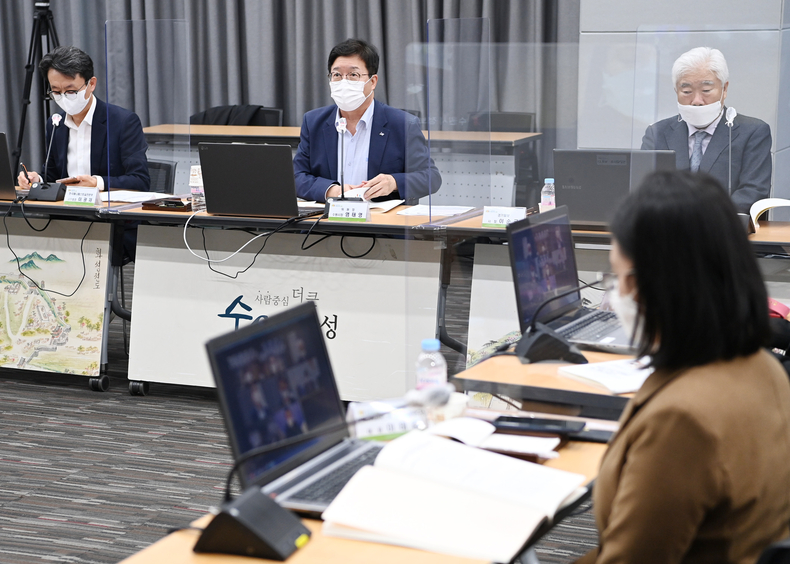 염태영 시장(가운데)이 토론회에서 발언하고 있다.
