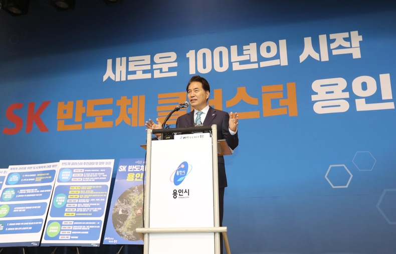 지난 2019년 반도체클러스터 현장 기자 회견에서 백군기 시장이 브리핑하고 있다.