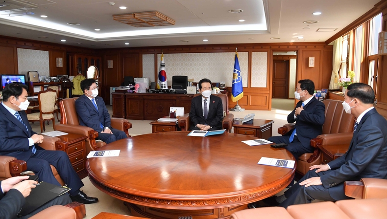 백군기 용인시장이 31일 이재준 고양시장, 염태영 수원시장, 허성무 창원시장과 정세균 국무총리를 만나 특례 권한 확보 방안 등에 대해 논의하고 있다.