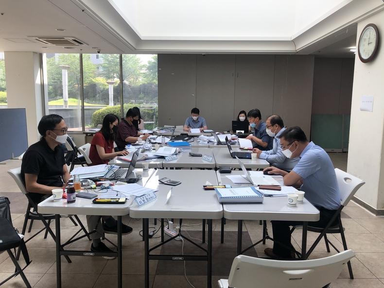 공동주택 전문감사관들이 한 아파트 단지서 감사를 하고 있는 모습