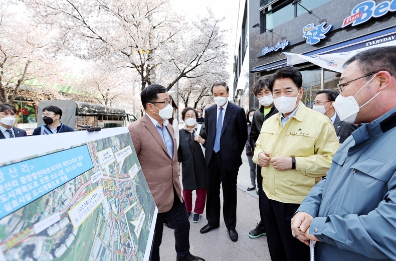 백군기 시장이 처인구 모현읍 왕산리 현장을 방문해 점검하고 있다.
