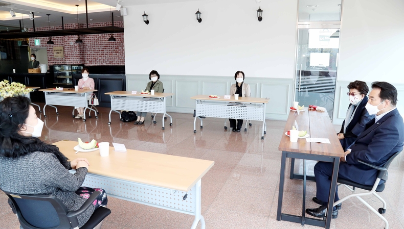 백군기 시장이 15일 경기도여성단체협의회 관계자들을 만나 여성친화도시 조성을 위한 다양한 의견을 나누고 있다.