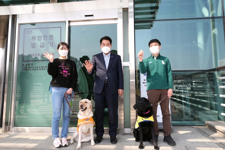 백군기 용인시장이 19일 삼성화재안내견학교 관계자들과 기념촬영을 하고 있다. 