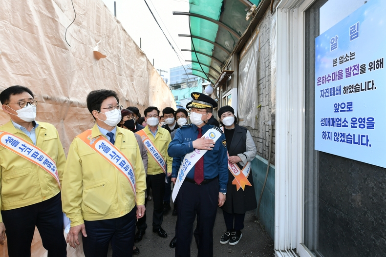 염태영 시장과 김원준 경기남부경찰청장(오른쪽)이 여성안심구역인 수원역 성매매집결지를 점검하고 있다.
