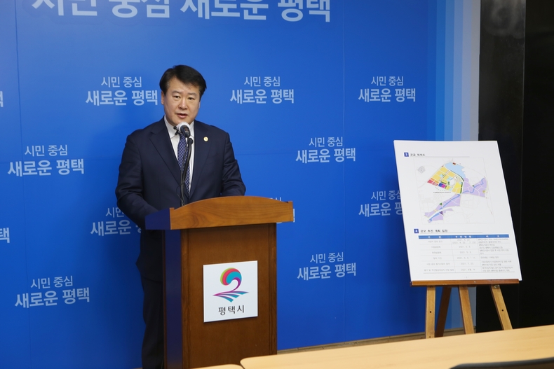 언론브리핑하는 김수우 대표