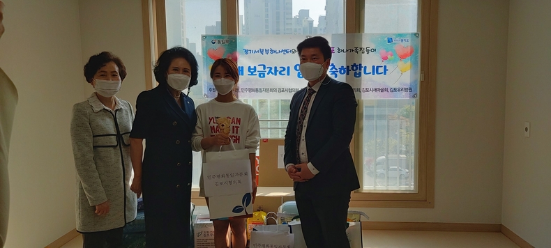  왼쪽에서 두번째가 정순옥 민주평통 자문위원 <br>
(현)제 19대 민주평화통일 자문위원 (대통령헌법직속 자문기관)<br>
(현) 민주평통 정책지원분과 위원장 국민화합 갈등해소 연구소 중앙회장<br>
(현)3rd AGE(월간지) 여성총재 (현) 대외활동플러스 후원 회장 및 리더십 교수<br>
(현)(사) 한국여성총연맹 중앙회 이사(부회장) (전)한반도통일정책포럼 서울경기대표<br>
(현) 시사미래타임즈 / 시사미래신문 논설위원 