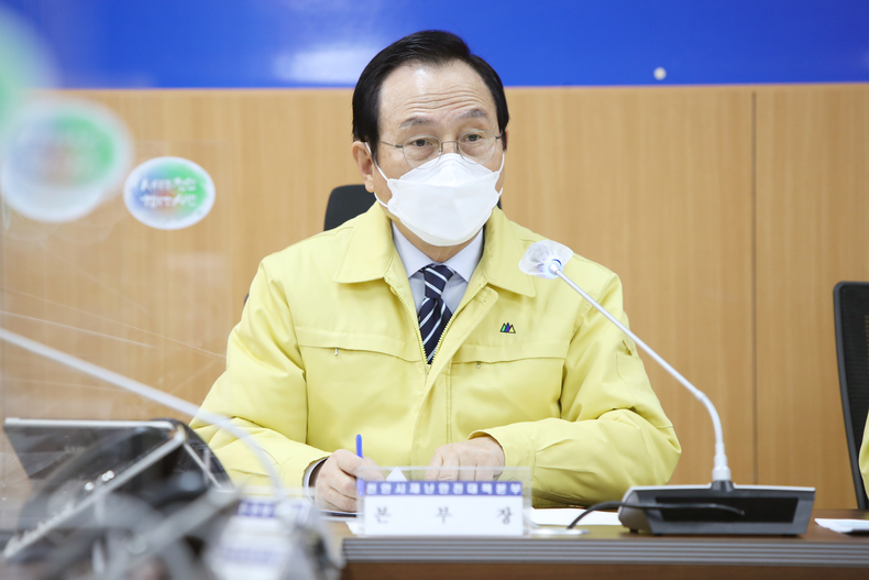 제4차 코로나19 퇴치를 위한 천안시 민·관합동위원회 회의가 26일 시청 재난안전상황실에서 진행되고 있다.