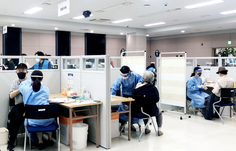 28일 수지구청 5층 대회의실에 개소한 수지구 코로나19 예방접종센터에서 백신 접종이 진행되고 있다.
