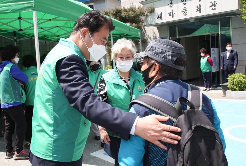 백군기 용인시장이 마평동 새마을회관 주차장에서 열린 사랑의 떡 나눔 행사를 방문해 어르신들을 격려하고 있다.