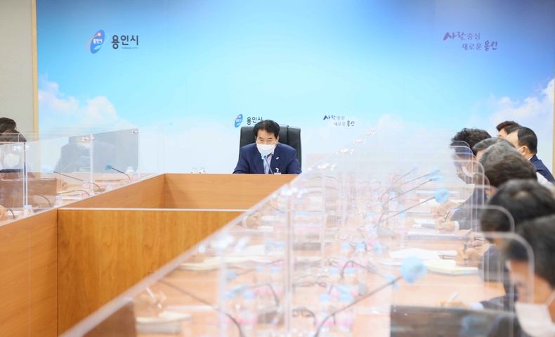백군기 시장이 간부 공무원 회의를 주재하고 있다
