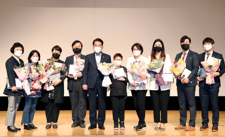 백군기 용인시장이 6일 용인시청 에이스홀에서 열린 ‘제49회 어버이날 기념 표창장 수여식’에서 수상자들과 기념촬영을 하고 있다. 