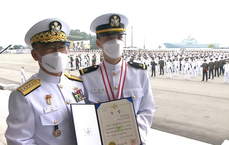 부석종 해군참모총장이 국방부장관을 대신해 임승원 해군소위에게 상을 수여하고 있다.