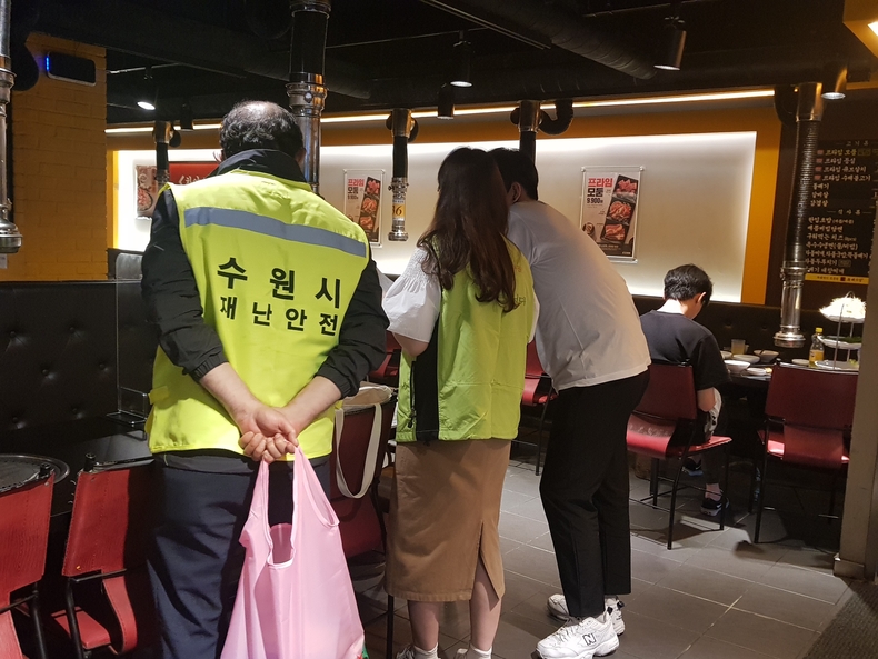 점검반이 8일 수원역 로데오거리 일원 일반음식점을 점검하고 있다.