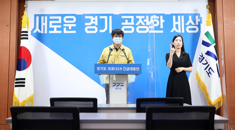 임승관 경기도 코로나19긴급대응단장이 정례 기자회견을 하고 있다. 
