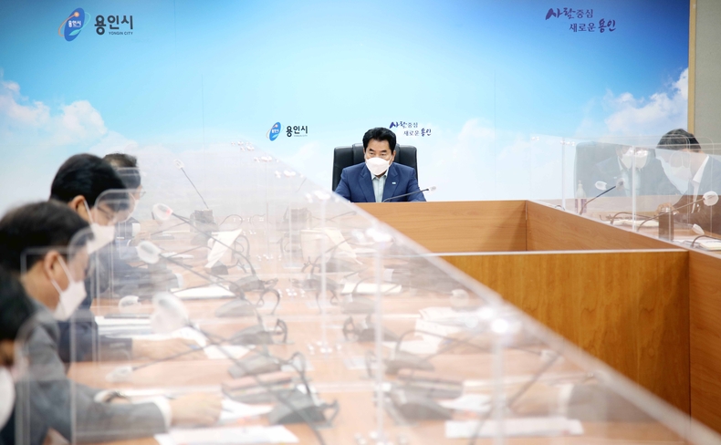 14일 시정전략회의를 주재하고 있는 백군기 용인시장