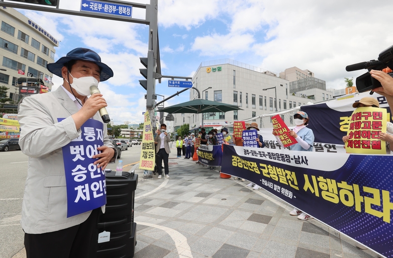 백군기 용인시장이 경강선 연장안 반영을 촉구하는 집회 현장을 찾아 시민들을 격려했다.