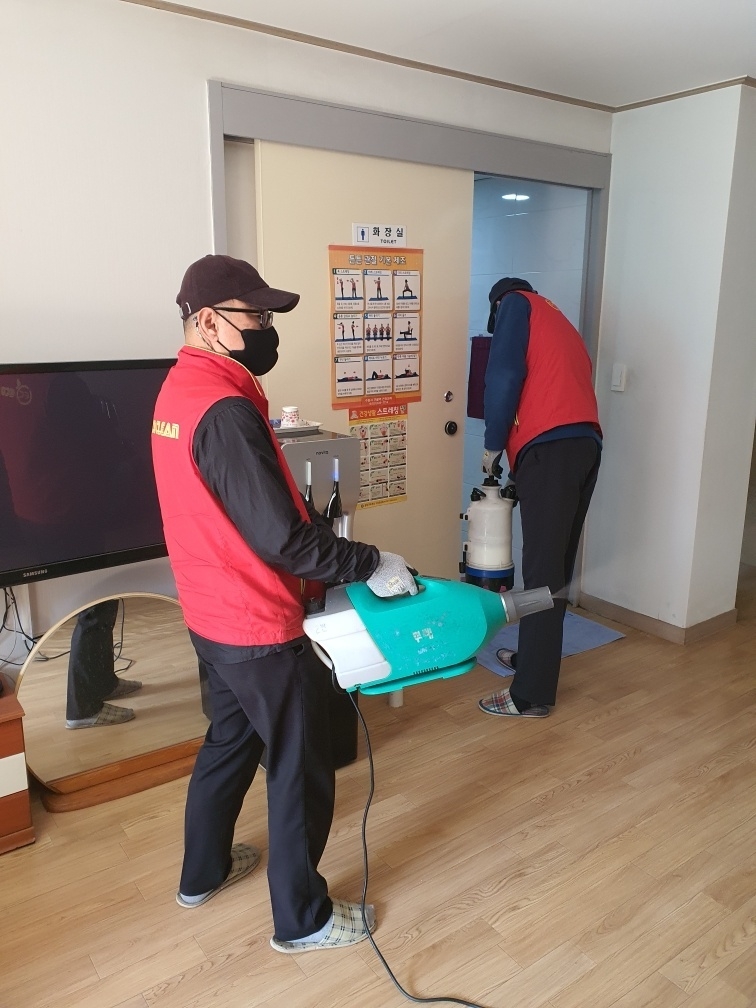 개방을 앞둔 경로당을 소독하는 모습.
