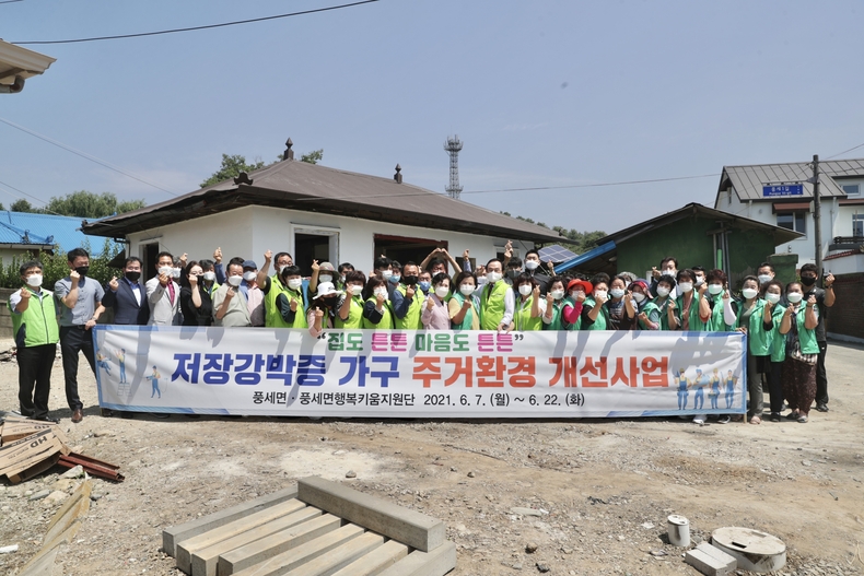 박상돈 천안시장이 21일 풍세면 저장강박 의심가구 주거환경 개선사업 현장을 방문해 직접 봉사에 참여하고 봉사자들을 격려했다.