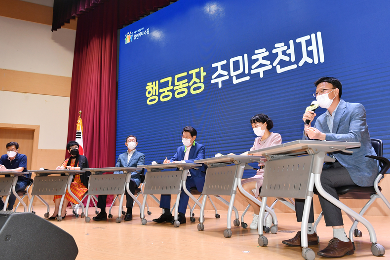 행궁동장 후보 토론회에서 송종백 후보가 발언하고 있다.