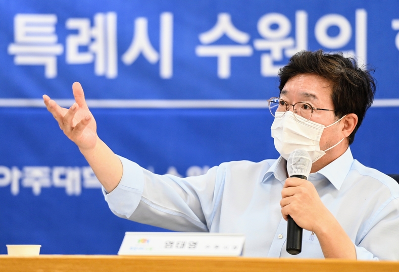 염태영 시장이 ‘자치분권 실현을 위한 전문가 간담회’에서 발언하고 있다.