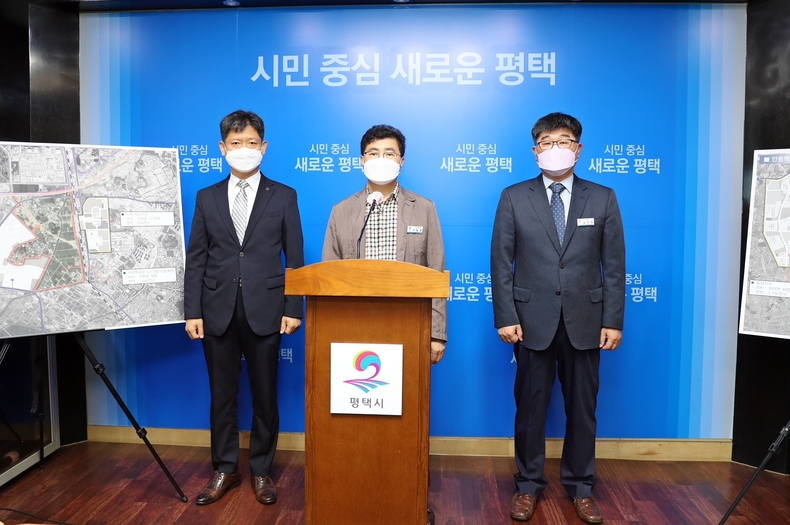 13일 평택도시공사 고기훈 사업기획차장, 서창원 도시주택국장, 김진형 도시계획과장이 언론브리핑을 하고 있다.