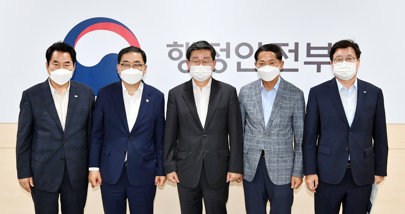 백군기 용인시장이 19일 허성무 창원시장, 이재준 고양시장, 염태영 수원시장과 전해철 행안부 장관을 만나 특례권한 확보를 위한 지원을 요청하고 기념촬영을 하고 있다.