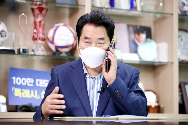 백군기 용인시장이 20일 코로나19 자가격리자 모니터링 업무를 시작하고 자가격리에 들어간 A씨에게 전화를 걸어 격리 기간 동안 지켜야 할 생활 수칙 등에 대해 설명하고 있다. (1)