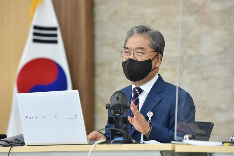 이재정 경기교육감이 민선4기 취임 3주년 기자회견을 하고 있다.