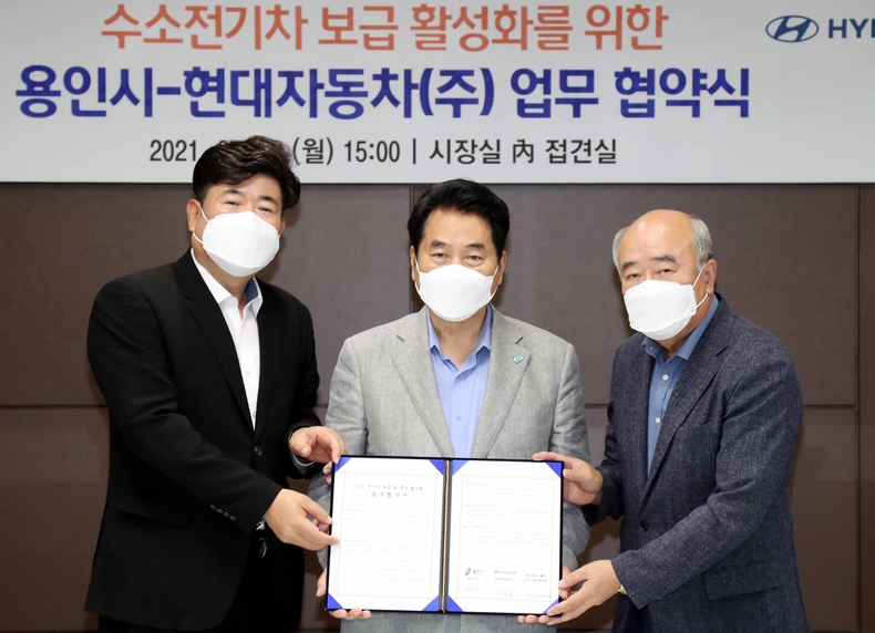 왼쪽부터 송성호 현대자동차 경기남부지역본부장, 백군기 용인시장, 이구형 용인테크노밸리 입주기업인협회장
