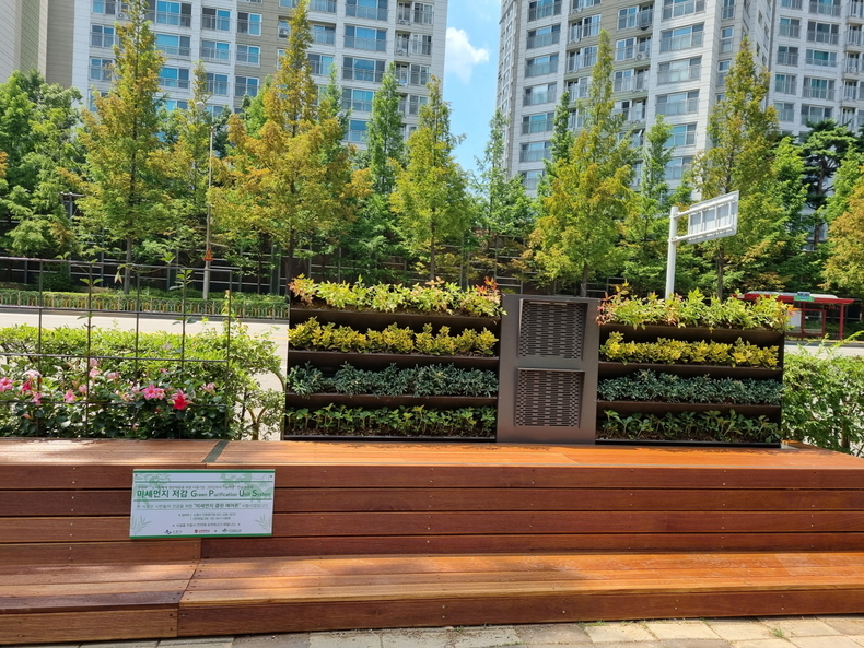 색동어린이공원 앞 도로변에 설치한 미세먼지 저감 기술 모델 테스트베드.<br>
