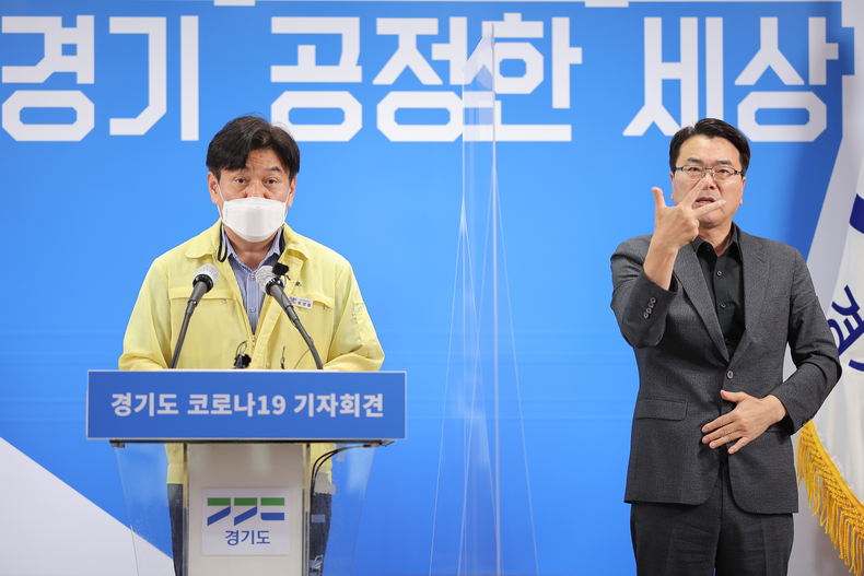 3일 류영철 안전보건국장이 정례 기자회견을 하고 있다.