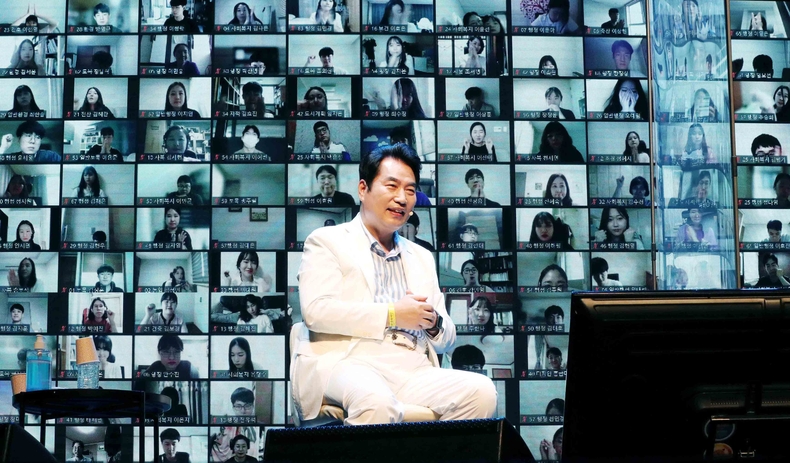 백군기 용인시장이 화상회의 앱인 줌(ZOOM)과 유튜브 라이브 방송으로 진행된 ‘랜선 페스타’에서 예비 공직자들과 이야기를 나누고 있다.