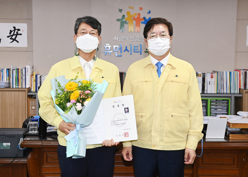 염태영 시장(오른쪽)이 유문종 제2부시장에게 사령장 교부 후 기념촬영하고 있다.