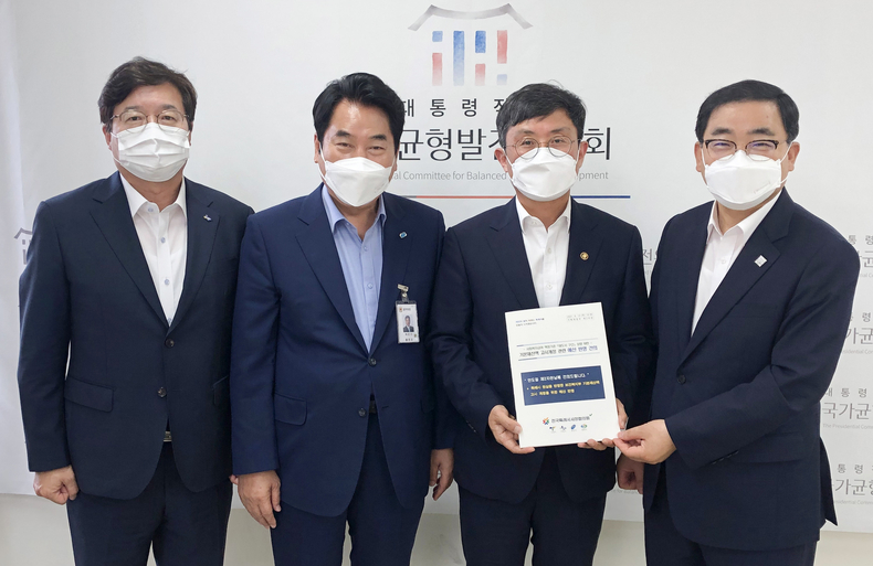 백군기 용인시장이 12일 염태영 수원시장, 허성문 창원시장과 안도걸 기획재정부 제2차관을 만나 특례시 사회복지급여 기본재산액 기준 고시 개정을 위해 예산 지원을 요청하는 건의문을 전달하고 기념촬영을 하고 있다.