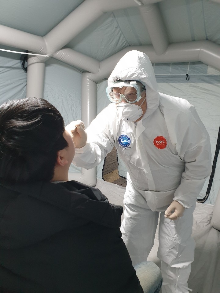 한 시민이 진단검사를 받고 있는 모습