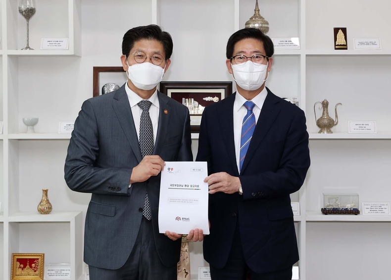 양승조 충남도지사는 3일 서울 국토발전전시관에서 노형욱 국토교통부 장관을 만나 도정 현안을 설명하고 지원을 요청했다.
