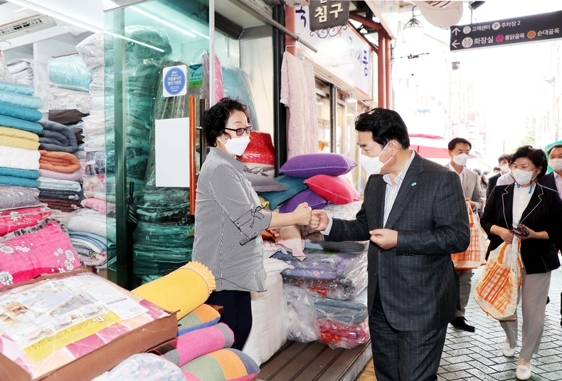 백군기 시장이 용인중앙시장을 방문, 상인들과 대화를 나누고 있다.