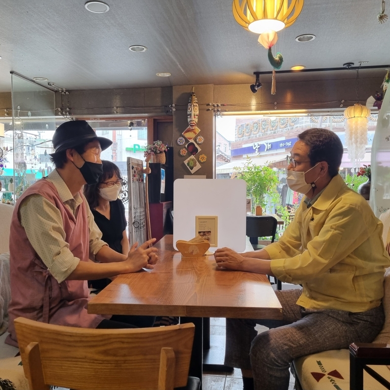 김기배 수원시 환경국장(오른쪽)이 상인회 관계자들과 면담하고 있다.<br>
