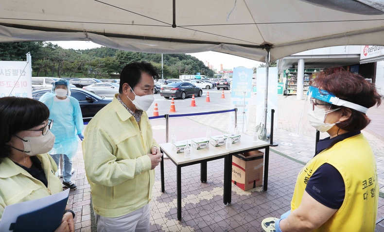 백군기 용인시장이 추석 연휴 마지막 날인 22일 영동고속도로 상행선 서창방향 용인휴게소에 마련된 임시선별검사소를 찾아 의료진과 관계자를 격려했다.