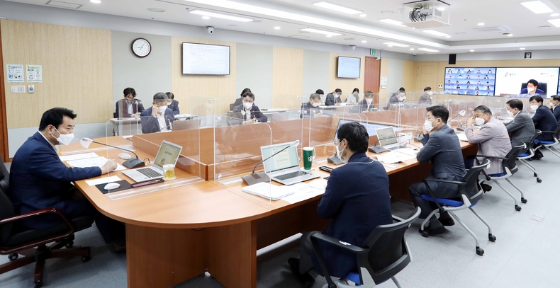 27일 백군기 시장이 시정전략회의에 참석하고 있는 모습